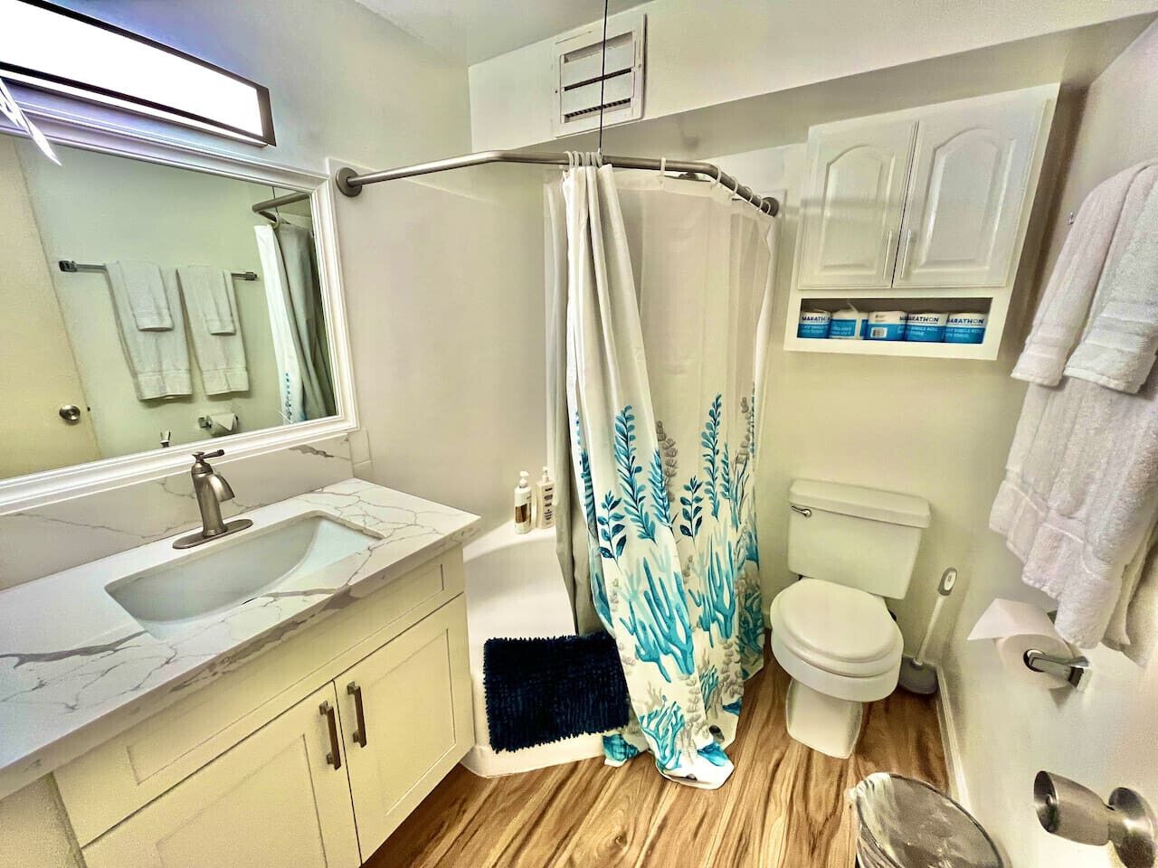 Appartement, balkon, uitzicht op het water | Badkamer | Gratis toiletartikelen, zeep, shampoo, toiletpapier