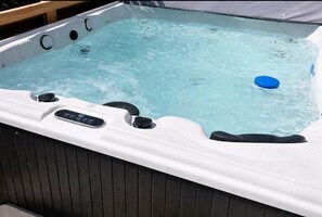 Outdoor spa tub - Shamrock Valley: Free Tickets, Hot Tub, Fishing Pond (Sevierville)