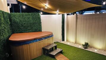 Tina de hidromasaje al aire libre