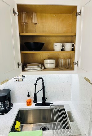 Kühlschrank, Mikrowelle, Herdplatte, Wasserkocher mit Kaffee-/Teezubehör