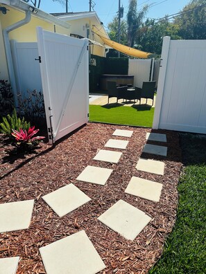 Property grounds - Cozy Private Studio with Hot Tub and Workspace Near Gulf Beaches (Seminole)