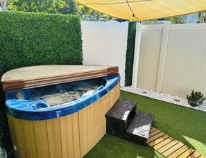 Tina de hidromasaje al aire libre