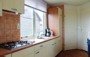 Réfrigérateur, micro-ondes, plaque de cuisson, cafetière/bouilloire
