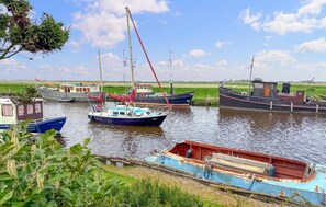 Marina - Amazing home in Lauwerzijl with house sea view (Lauwerzijl)