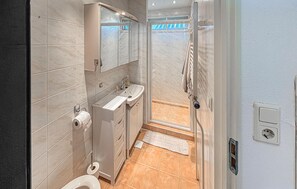 Shower - Amazing home in Lauwerzijl with house sea view (Lauwerzijl)