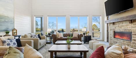 Smart TV y chimenea
