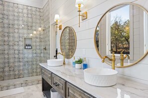 Shower, towels, soap, shampoo - Views, Pickleball, Hottub, Gameroom, EV, Multi-Fam (Broken Bow)
