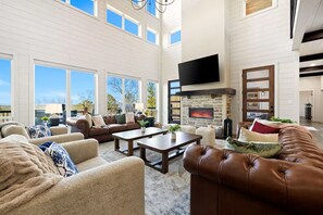 Smart TV, fireplace - Views, Pickleball, Hottub, Gameroom, EV, Multi-Fam (Broken Bow)