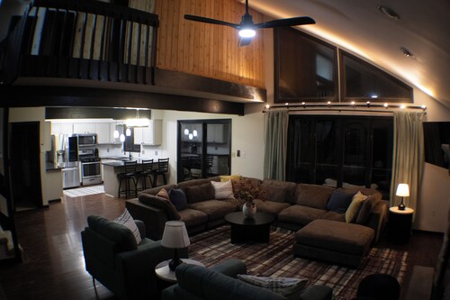 PineMeadow Haven: Sleeps 20+ 8bd - Hot Tub - Theater - Game Room - Sauna - EVchg