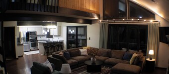 PineMeadow Haven: Sleeps 20+ 8bd - Hot Tub - Theater - Game Room - Sauna - EVchg