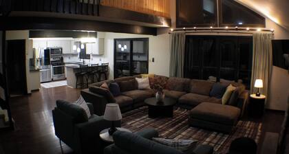 PineMeadow Haven: Sleeps 20+ 8bd - Hot Tub - Theater - Game Room - Sauna - EVchg