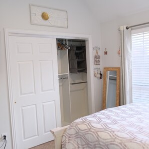 4 bedrooms, iron/ironing board, WiFi, bed sheets - The Glam House 10mi from AT&T Stadium (Grapevine)