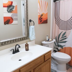 Hair dryer, towels, soap, toilet paper - The Glam House 10mi from AT&T Stadium (Grapevine)
