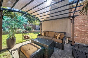 Terrace/patio - The Glam House 10mi from AT&T Stadium (Grapevine)
