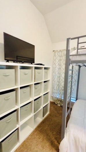 4 bedrooms, iron/ironing board, WiFi, bed sheets - The Glam House 10mi from AT&T Stadium (Grapevine)