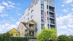 A multi-story hotel building with a prominent sign reading 'TIEN THANH HOTEL.' - Tien Thanh Hotel (Hung Nguyen)