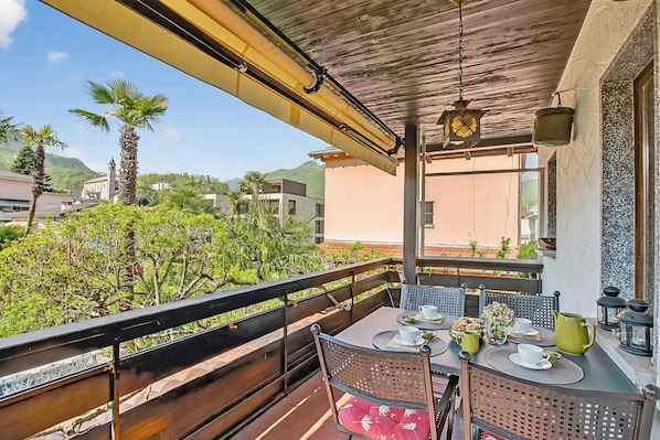 Outdoor dining - Casa Viola Losone for 8, Losone, Switzerland (Losone)