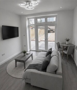 Smart TV - Stylish 2 bed Morden fully furnished House with fast transport links to Central (London)