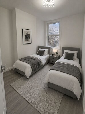 2 bedrooms, desk, iron/ironing board, free WiFi - Stylish 2 bed Morden fully furnished House with fast transport links to Central (London)