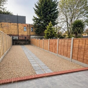 Property grounds - Stylish 2 bed Morden fully furnished House with fast transport links to Central (London)