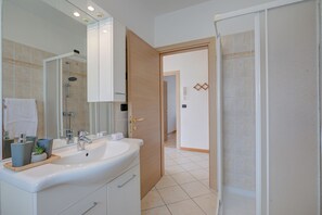 Shower, hair dryer, bidet, towels - Agritur Laura- Oasi di luce 5, Torbole sul Garda, Italy (Torbole sul Garda)