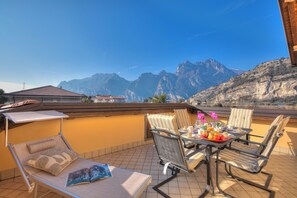 Outdoor dining - Agritur Laura- Oasi di luce 5, Torbole sul Garda, Italy (Torbole sul Garda)