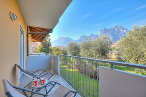 Terrace/patio - Agritur Laura- Essenza di rosa 2, Torbole sul Garda, Italy (Torbole sul Garda)