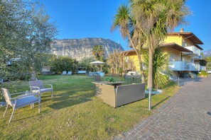 Outdoor dining - Agritur Laura - Danza di colori 3, Torbole sul Garda, Italy (Torbole sul Garda)