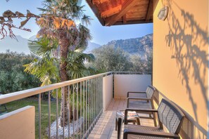 Terrace/patio - Agritur Laura - Armonia Verde 1, Torbole sul Garda, Italy (Torbole sul Garda)