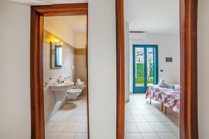 Een douche, een bidet, handdoeken