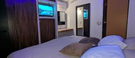 3 bedrooms, desk, iron/ironing board, free WiFi