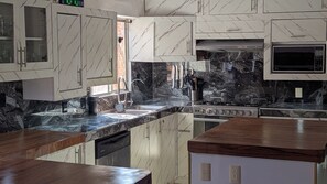Fridge, microwave, oven, stovetop - MADERO A" HOUSE. ZONA ROMANTICA PV. A SPACIOUS, COZY, CENTRALLY LOCATED APARTMENT (Puerto Vallarta)