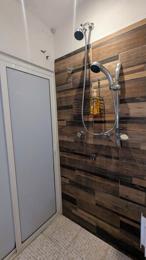 Shower, hair dryer, towels, soap - MADERO A" HOUSE. ZONA ROMANTICA PV. A SPACIOUS, COZY, CENTRALLY LOCATED APARTMENT (Puerto Vallarta)