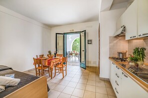 Fridge, stovetop, cookware/dishes/utensils - Beach in 5 min | Pool Access | n.55, Otranto, Italy (Otranto)