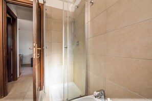 Regadera, secadora de cabello, bidet, toallas 