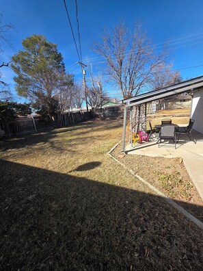 Outdoor dining - Welcoming 3-bedroom house in Pueblo perfect for your getaway (Pueblo)