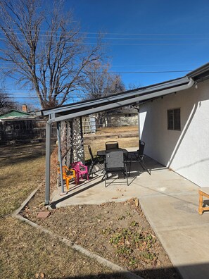 Outdoor dining - Welcoming 3-bedroom house in Pueblo perfect for your getaway (Pueblo)