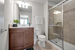 Shower, hair dryer, towels, soap - Luxury Villa Game Room, Pool & Resort Access (Kissimmee)