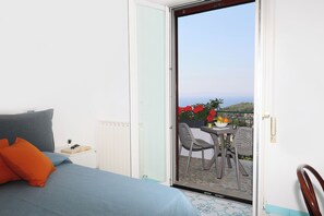 Panoramic-Apartment, Meerblick | Schreibtisch, laptopgeeigneter Arbeitsplatz, Verdunkelungsvorhänge