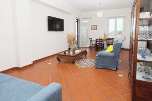 Panoramic Apartment, Sea View | Living area - Vervece House (Massa Lubrense)