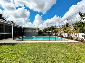 Pool - 3-bedroom house in Hollywood with heated pool and large backyard (Hollywood)