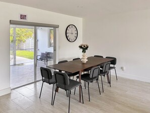 Dining - 3-bedroom house in Hollywood with heated pool and large backyard (Hollywood)