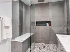 Serviettes fournies, savon, papier toilette