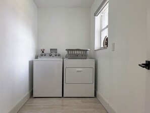 Interior - 3-bedroom house in Hollywood with heated pool and large backyard (Hollywood)