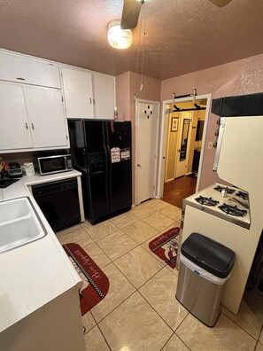 Private kitchen - FIFA2026 Entire Home! 15 mins from DFW Airport and 20 mins to Dallas & Arlington (Irving)