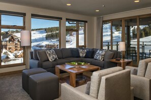 Smart TV, fireplace, video games, table football - ski in/out, amazing 2-bedroom condo in Breckenridge with lots of amenities. (Breckenridge)