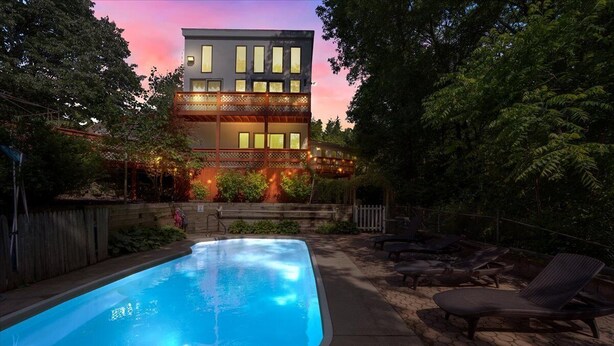 A modern building with a swimming pool and lounge chairs. - !Poconos Hidden Villa de’Casablanca Pool+Spa Creek (Stroudsburg)