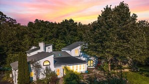 A large, white house with a dark roof, surrounded by dense greenery and trees. - !Poconos Hidden Villa de’Casablanca Pool+Spa Creek (Stroudsburg)