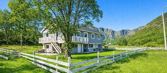 Strandhus på Nordnesøy med panoramautsikt