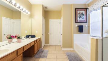 Deluxe House, Pool View | Bathroom